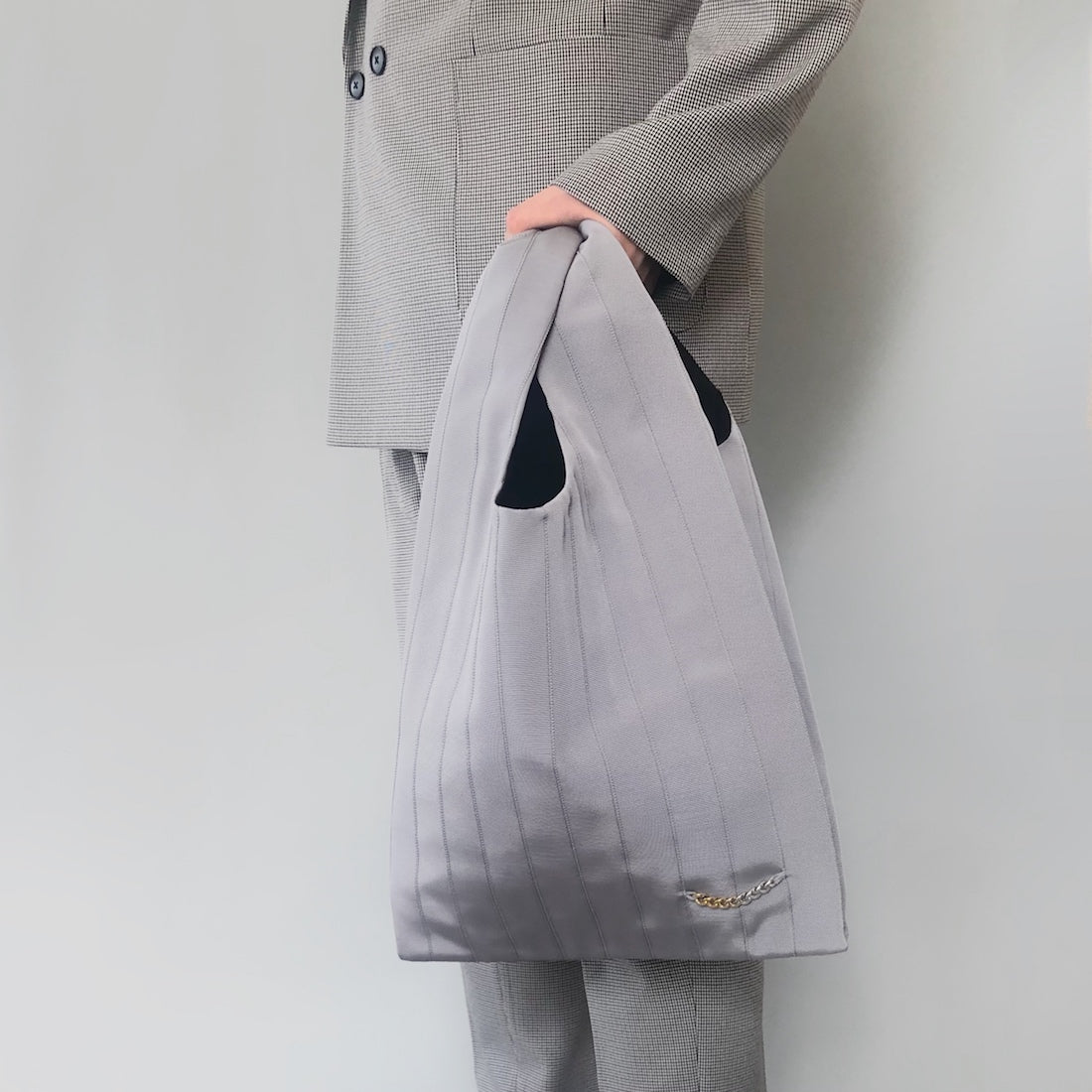 Shopper bag グログランリボン ショッパーバック ラージサイズ Gray 着用