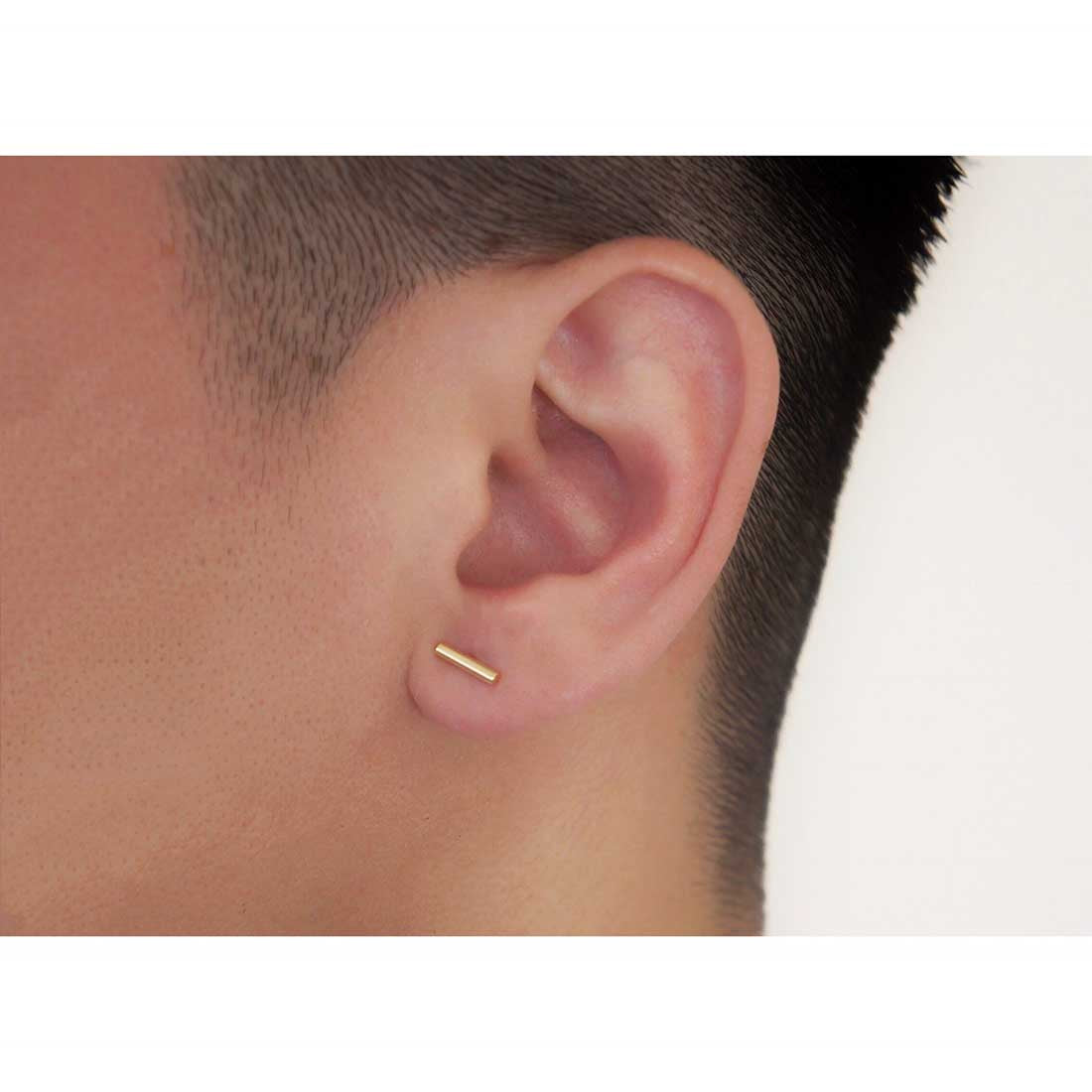 18K　片耳ピアス　イエローゴールド　着用