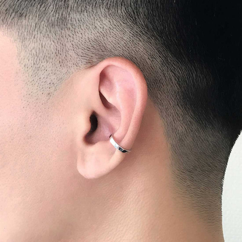 18K　ホワイトゴールド　イヤーカフ　片耳　Sサイズ　着用写真