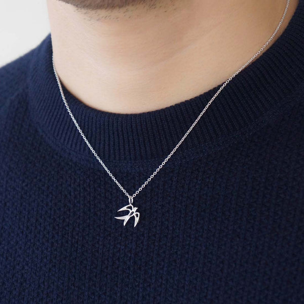 18K　TSUBAME　Charm　ツバメ　チャーム　ホワイトゴールド　着用