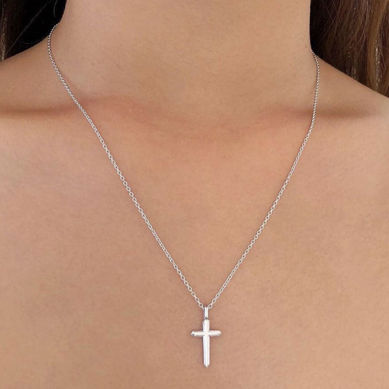 18K　ホワイトゴールド　ネックレス　Necklace　Crystal Cross　クリスタルクロス　女性着用