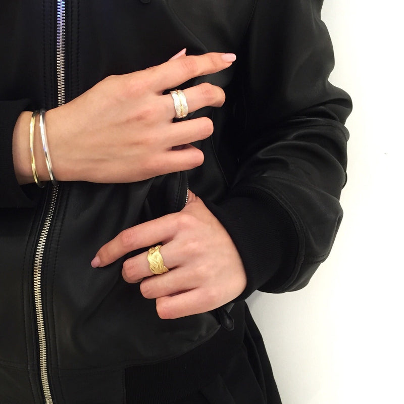 18K　イエローゴールド　Bangle　クリスタルバングル　着用　コーディネート
